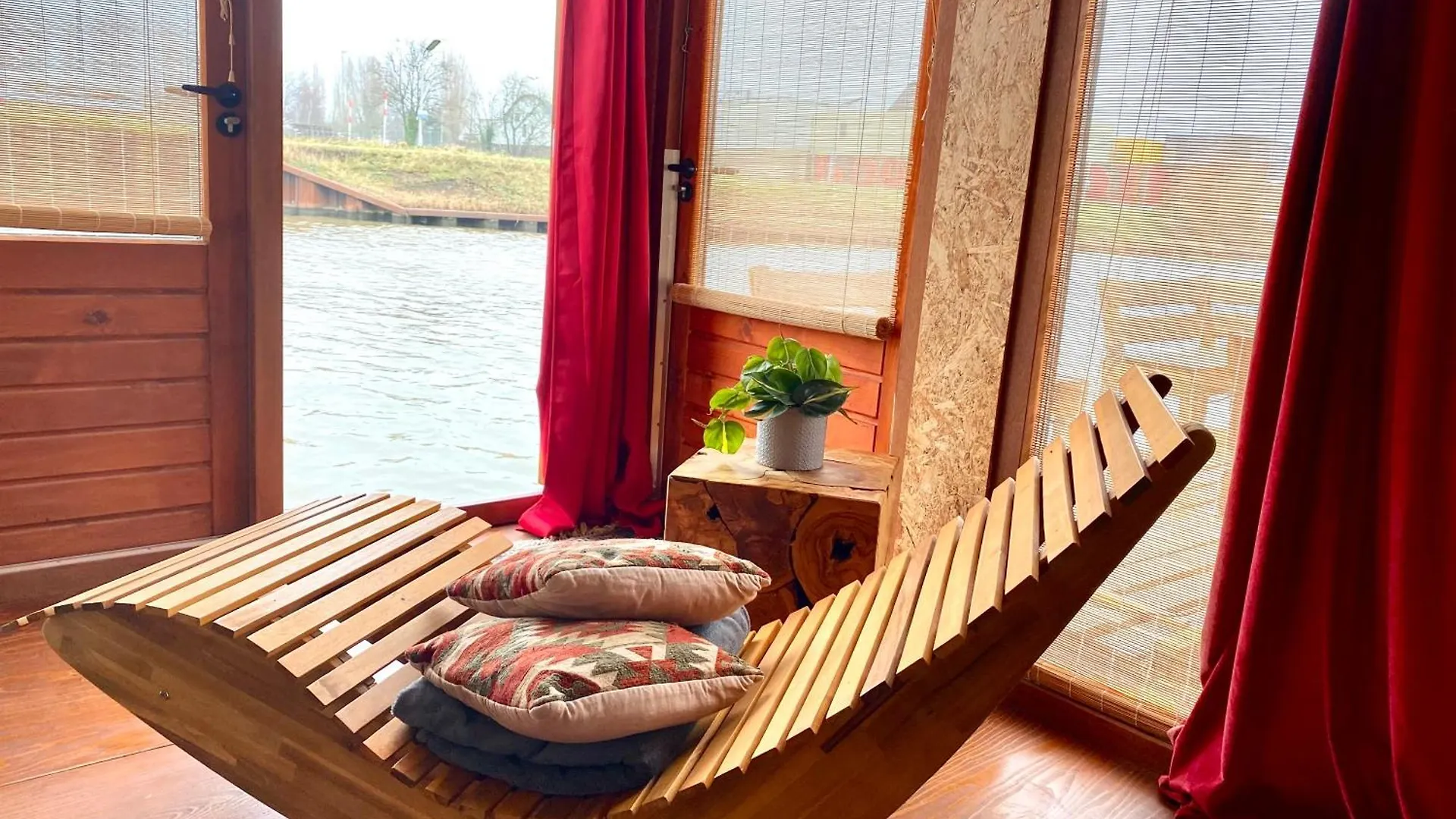 Off-Grid Boat Experience - Stay Zero Footprint Утрехт